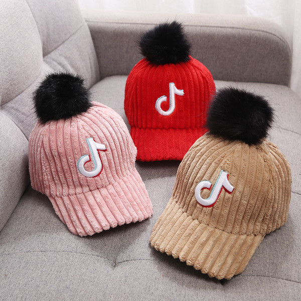 Gyermek téli sapka napellenzővel és pehellyel hat színben