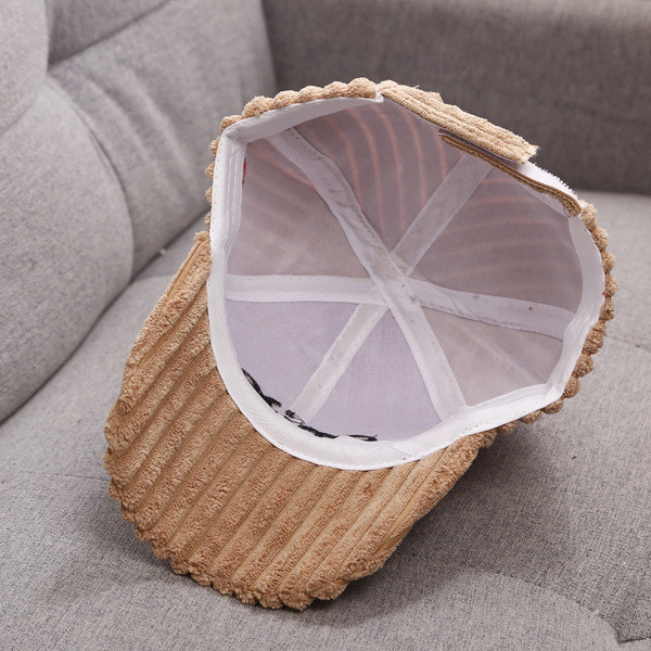 Gyermek téli sapka napellenzővel és pehellyel hat színben