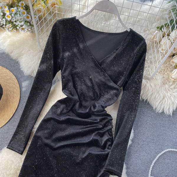 Rochie de damă modernă din catifea cu particule strălucitoare și decolteu în V în negru