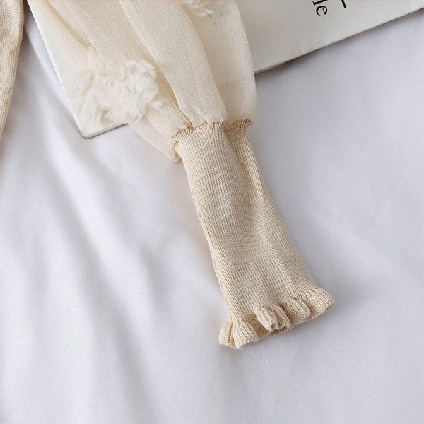 Modern női pulóver magas gallérral és tüll ujjakkal több színben