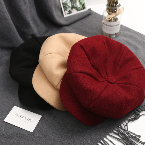 Modern női sapka öko velúrból piros, fekete, szürke, narancssárga és bézs ellenzővel