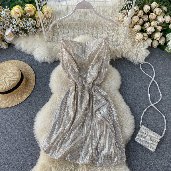 Stílusos női ruha flitterekkel és keresztpántokkal a hátán fekete és ezüst színben