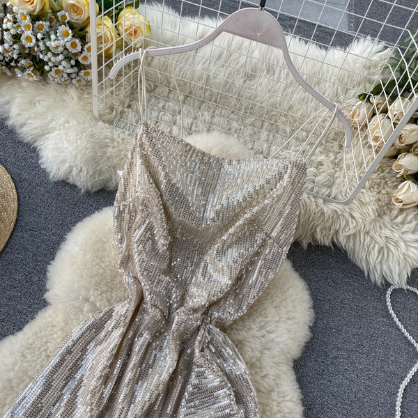 Stílusos női ruha flitterekkel és keresztpántokkal a hátán fekete és ezüst színben