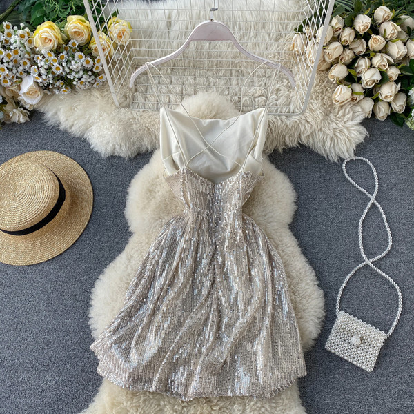 Stílusos női ruha flitterekkel és keresztpántokkal a hátán fekete és ezüst színben