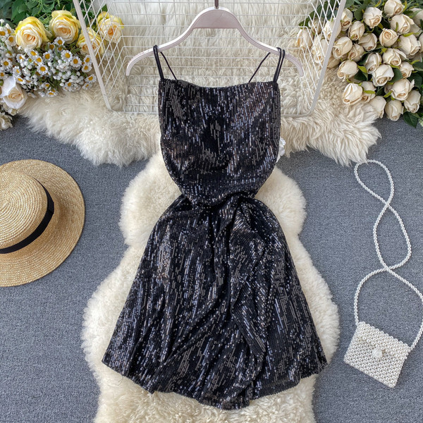 Stílusos női ruha flitterekkel és keresztpántokkal a hátán fekete és ezüst színben