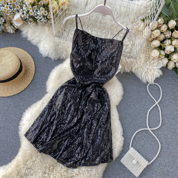 Stílusos női ruha flitterekkel és keresztpántokkal a hátán fekete és ezüst színben