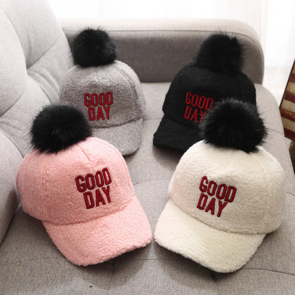 Hétköznapi gyereksapka tollal és napellenzővel rózsaszín, szürke, fehér és fekete színben