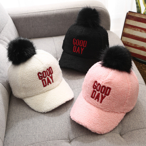 Hétköznapi gyereksapka tollal és napellenzővel rózsaszín, szürke, fehér és fekete színben