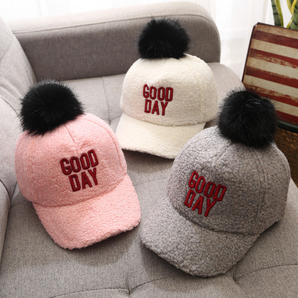 Hétköznapi gyereksapka tollal és napellenzővel rózsaszín, szürke, fehér és fekete színben