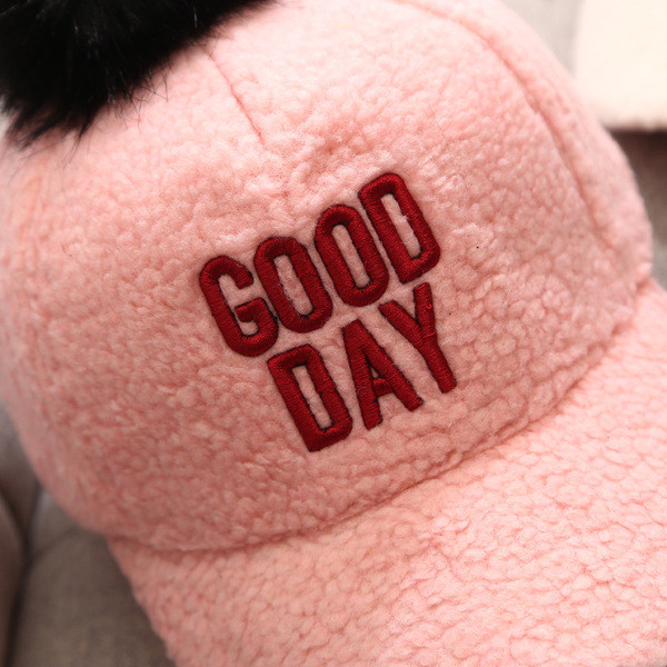 Hétköznapi gyereksapka tollal és napellenzővel rózsaszín, szürke, fehér és fekete színben