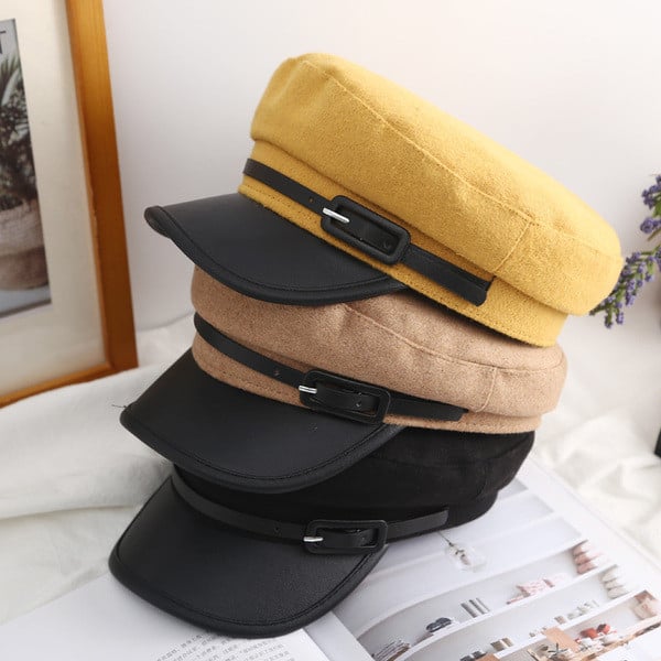 Modern női sapka napellenzővel és csattal fekete, barna és sárga színben