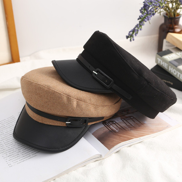 Modern női sapka napellenzővel és csattal fekete, barna és sárga színben