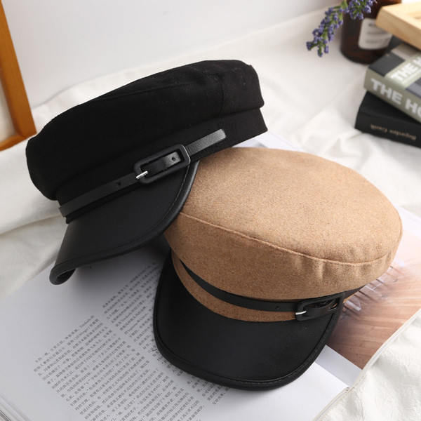 Modern női sapka napellenzővel és csattal fekete, barna és sárga színben