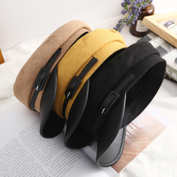 Modern női sapka napellenzővel és csattal fekete, barna és sárga színben