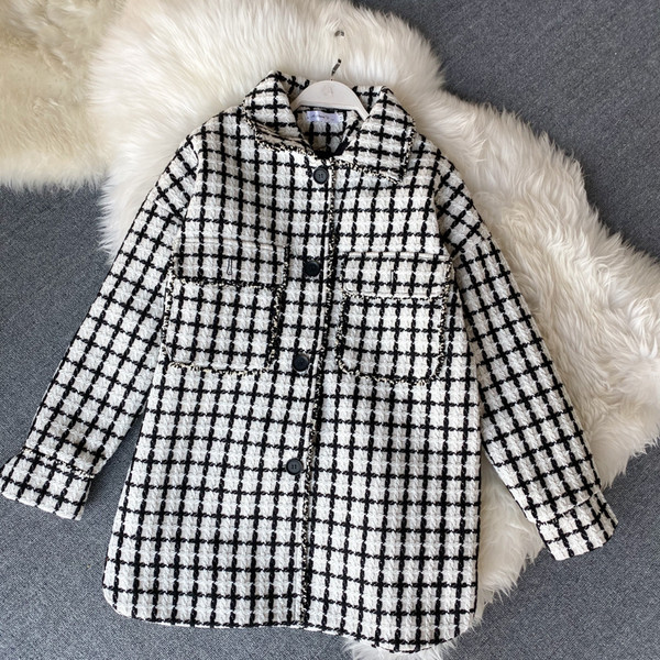 Női kockás télikabát retro stílusban fekete-fehér gombokkal