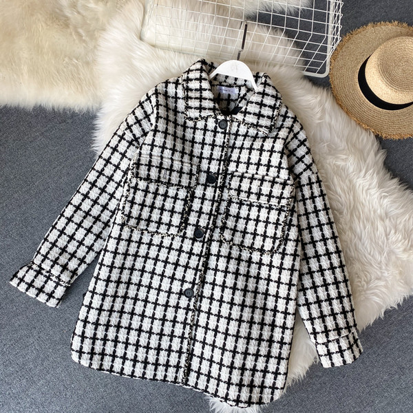 Női kockás télikabát retro stílusban fekete-fehér gombokkal