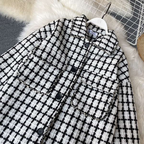 Női kockás télikabát retro stílusban fekete-fehér gombokkal