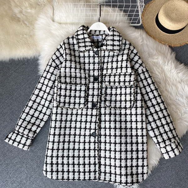 Női kockás télikabát retro stílusban fekete-fehér gombokkal