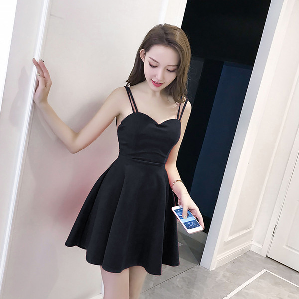 Modern női ruha vékony pántokkal fekete színben - szabású modell