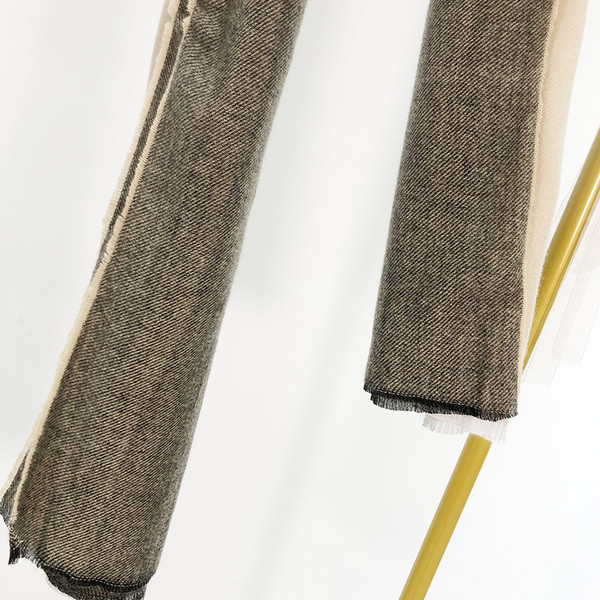 Női modern őszi-téli sál barna színben