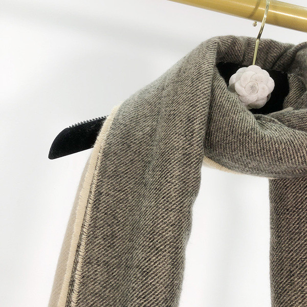 Női modern őszi-téli sál barna színben