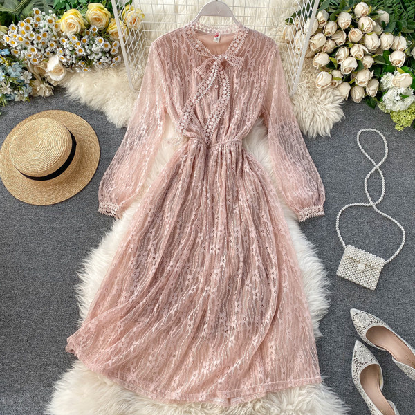 Őszi-téli női hosszú csipkeruha rózsaszín és bézs színű szalaggal