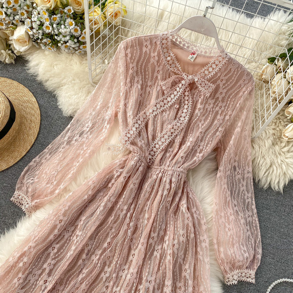 Őszi-téli női hosszú csipkeruha rózsaszín és bézs színű szalaggal