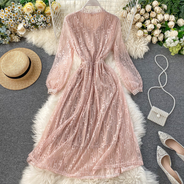 Őszi-téli női hosszú csipkeruha rózsaszín és bézs színű szalaggal