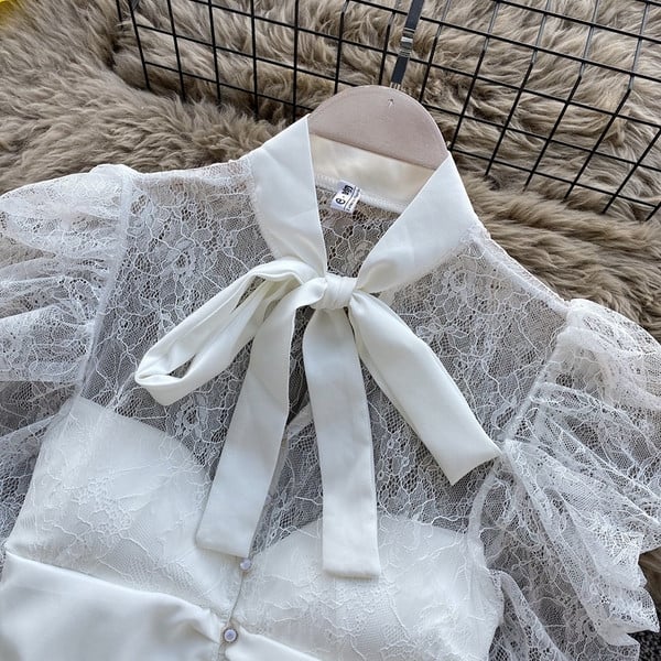 Modern női ing szalaggal és csipkével, fehér színben