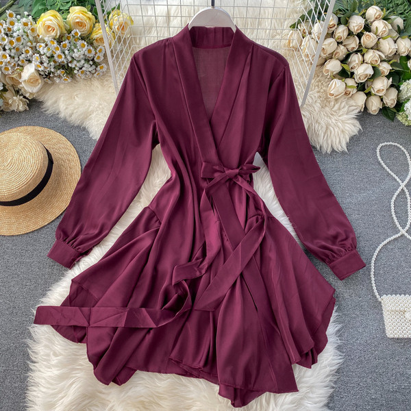 Kivágott női ruhamodell V-nyakkal és szalaggal