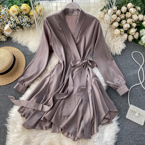 Kivágott női ruhamodell V-nyakkal és szalaggal