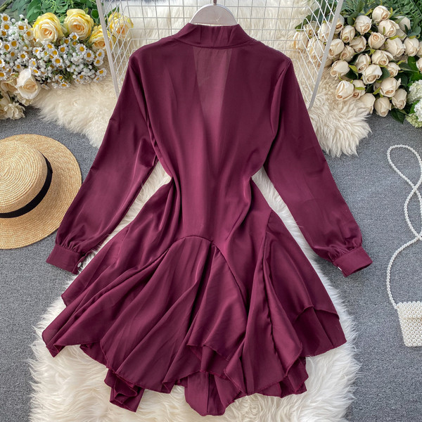 Kivágott női ruhamodell V-nyakkal és szalaggal