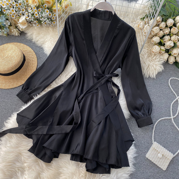 Kivágott női ruhamodell V-nyakkal és szalaggal