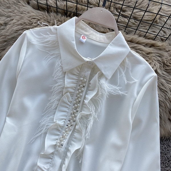 Modern női ing gyöngyökkel és klasszikus gallérral, fehér színben
