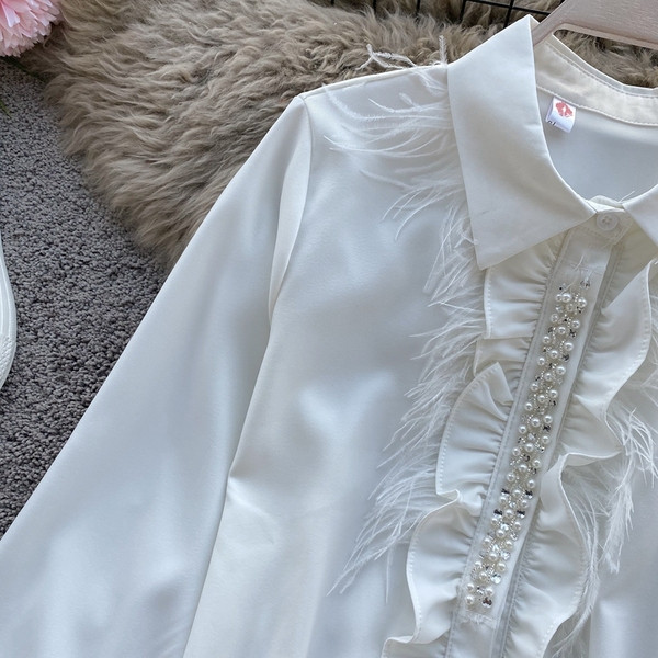 Modern női ing gyöngyökkel és klasszikus gallérral, fehér színben