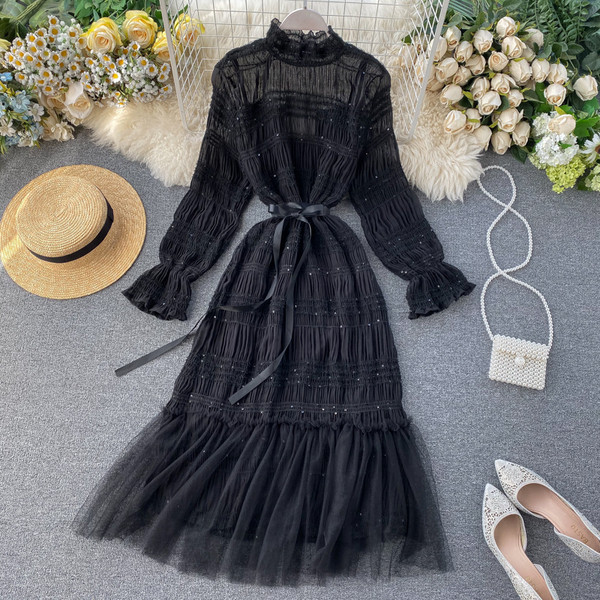 Női hosszú csipkeruha tüllel és övvel rózsaszín, fekete és bézs színben