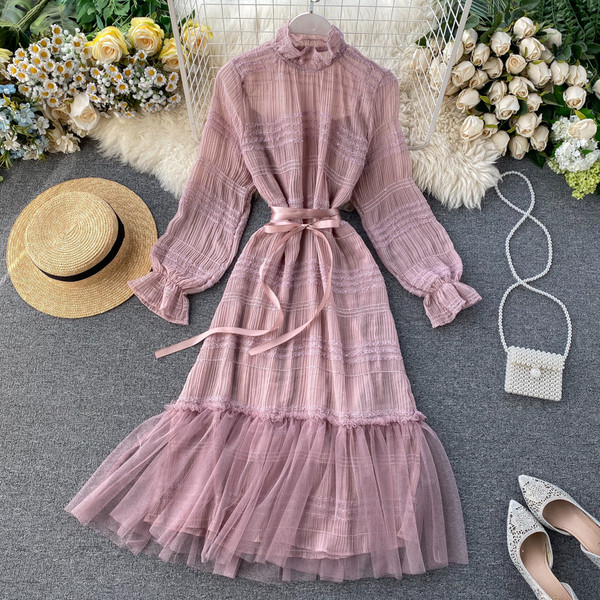 Női hosszú csipkeruha tüllel és övvel rózsaszín, fekete és bézs színben