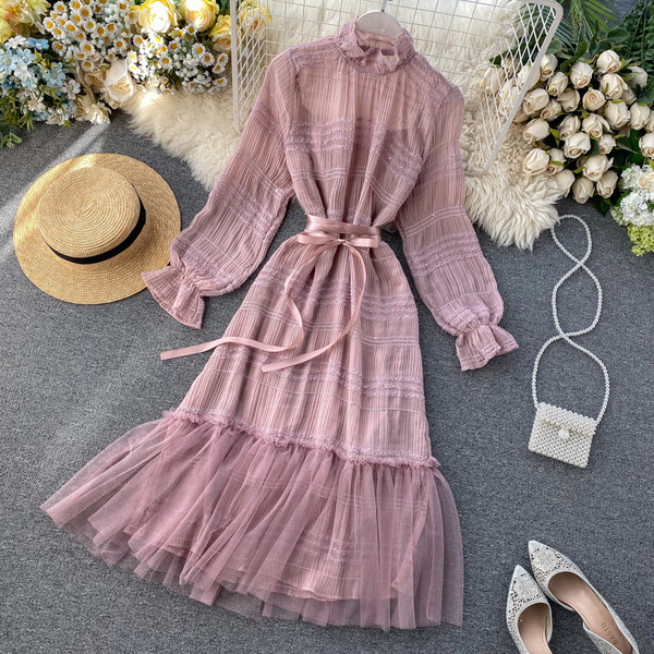 Női hosszú csipkeruha tüllel és övvel rózsaszín, fekete és bézs színben