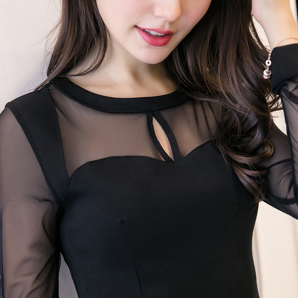 Stílusos női ruha kerek nyakkivágással, fekete ujjú pecséttel