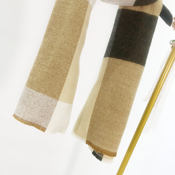 Női kockás őszi-téli sál barna színben