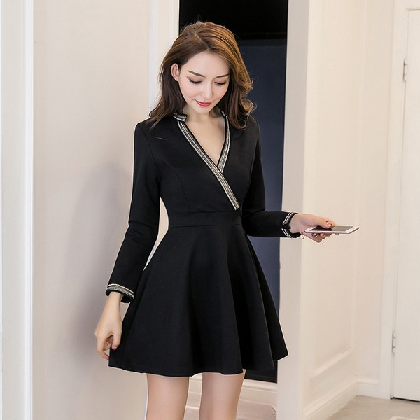 Forma női ruha spitz nyakkivágással és hosszú ujjú fekete színben