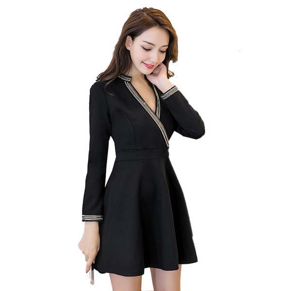 Forma női ruha spitz nyakkivágással és hosszú ujjú fekete színben