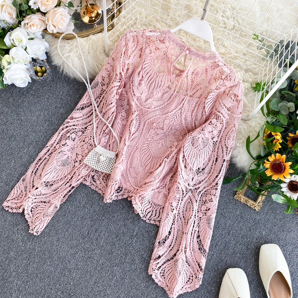 Női csipkeblúz ovális nyakkivágással és hosszú ujjal