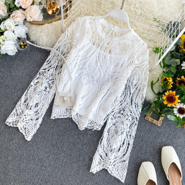Női csipkeblúz ovális nyakkivágással és hosszú ujjal