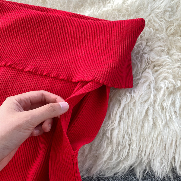 Vékony kötésből készült női ruha csupasz vállakkal piros és fekete színben