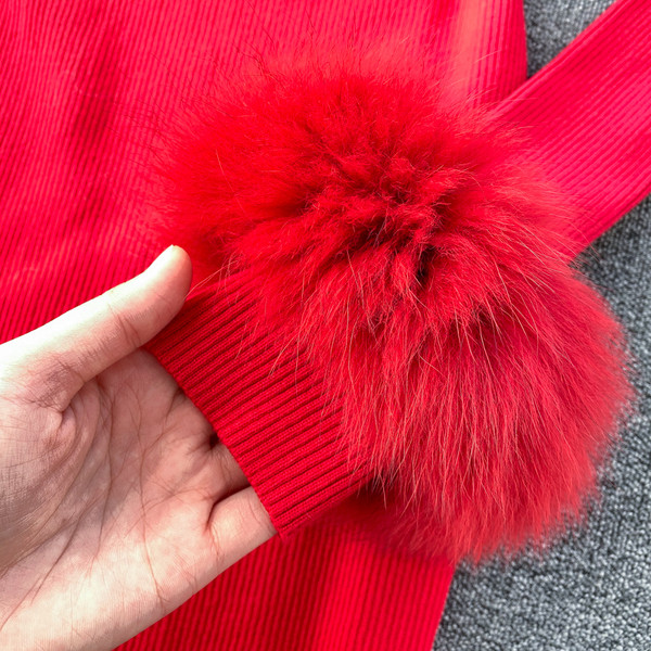 Vékony kötésből készült női ruha csupasz vállakkal piros és fekete színben