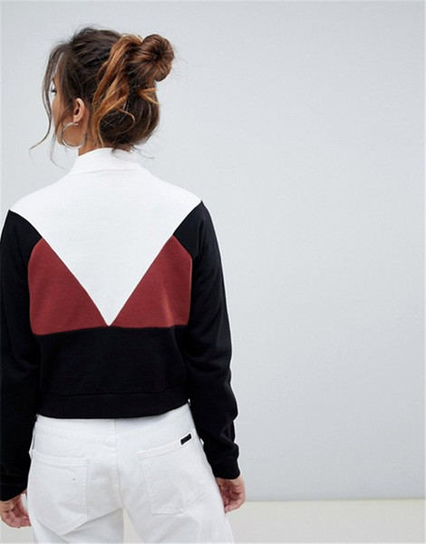 Női alkalmi pulóver cipzárral és magas gallérral fekete színben