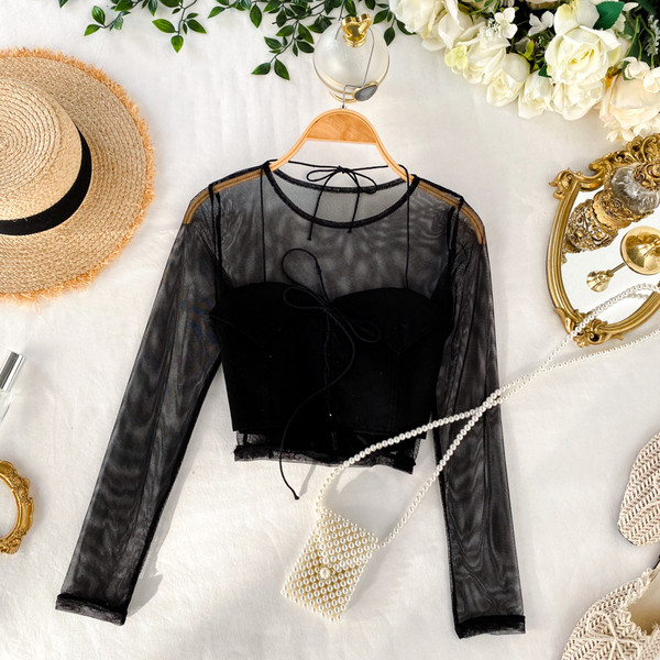 Fekete rövid női blúz, nyakkendővel és ovális nyakkivágással