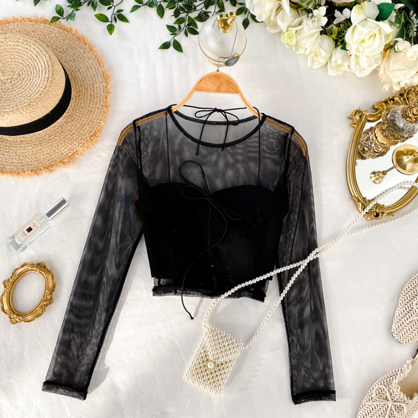 Fekete rövid női blúz, nyakkendővel és ovális nyakkivágással