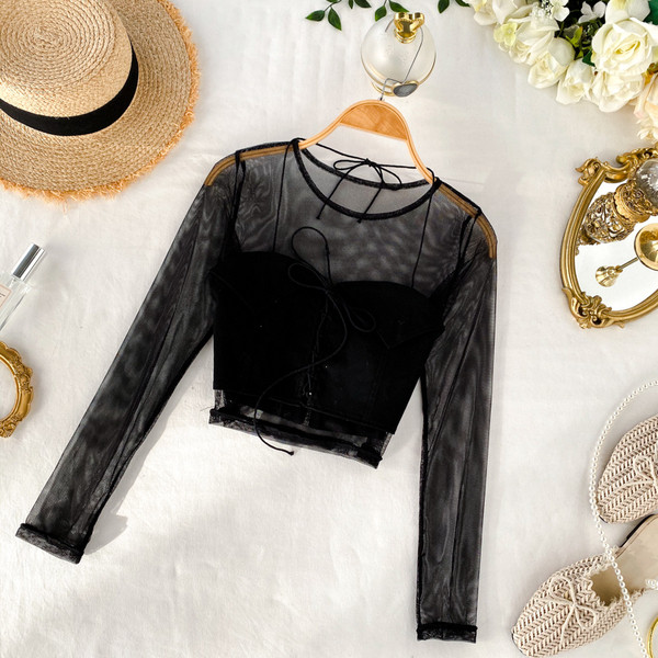 Fekete rövid női blúz, nyakkendővel és ovális nyakkivágással